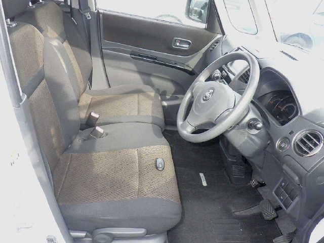 2010 Nissan ROOX — миниатюра 7