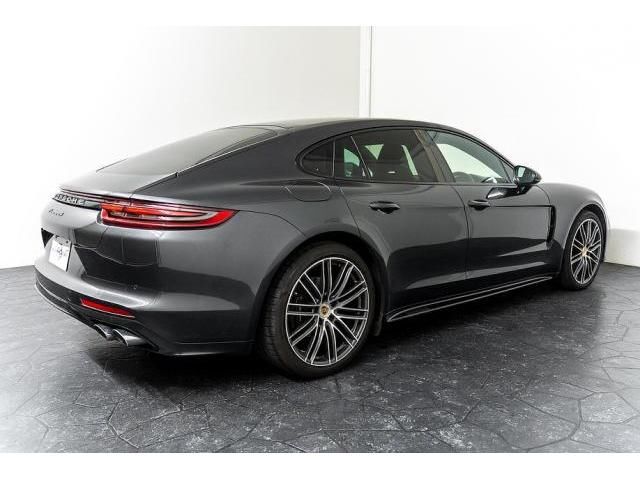 صورة 9 لـ 2017 Porsche PANAMERA
