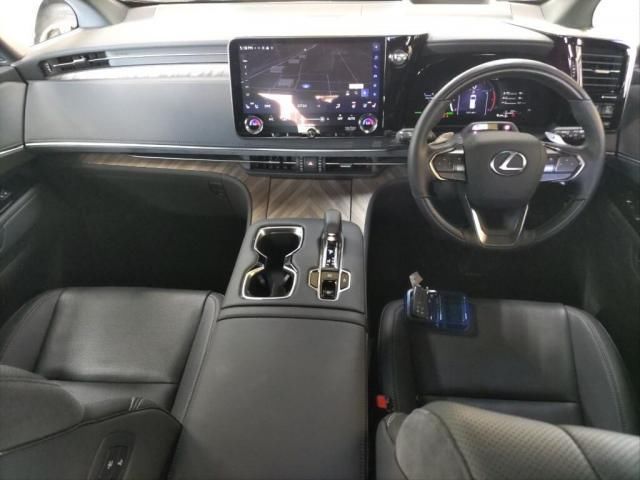 2025 Lexus LM photo 3