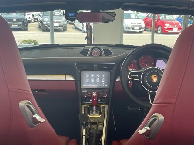 2018 Porsche 911 thumbnail 9