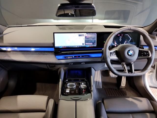 2024 BMW 5 SERIES — фото 2