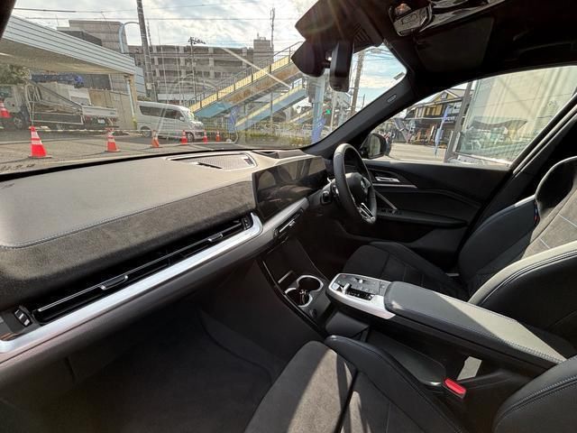 2025 BMW IX1 照片 2