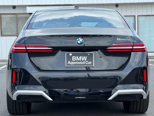 2025 BMW 5 SERIES — фото 2
