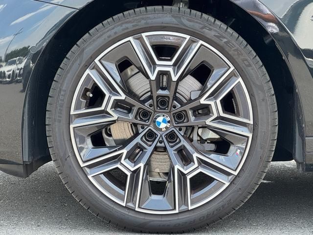 2025 BMW 5 SERIES — фото 9