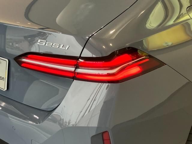 2025 BMW 5 SERIES — фото 9