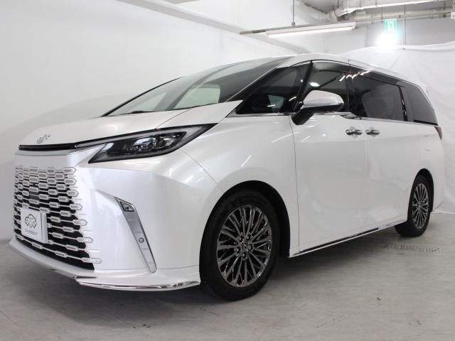 2025 Lexus LM photo 3