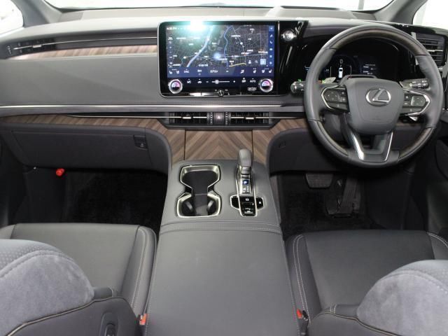 2025 Lexus LM photo 2