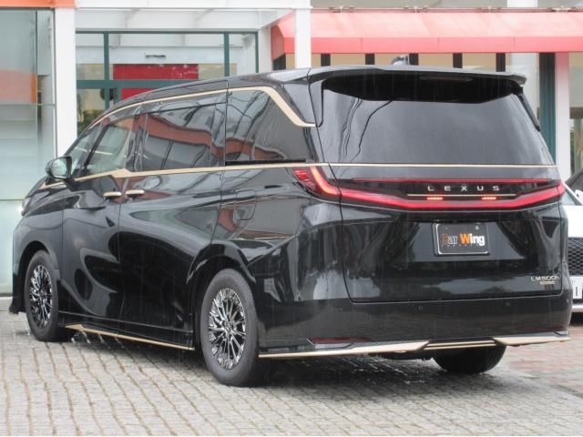 2025 Lexus LM photo 4