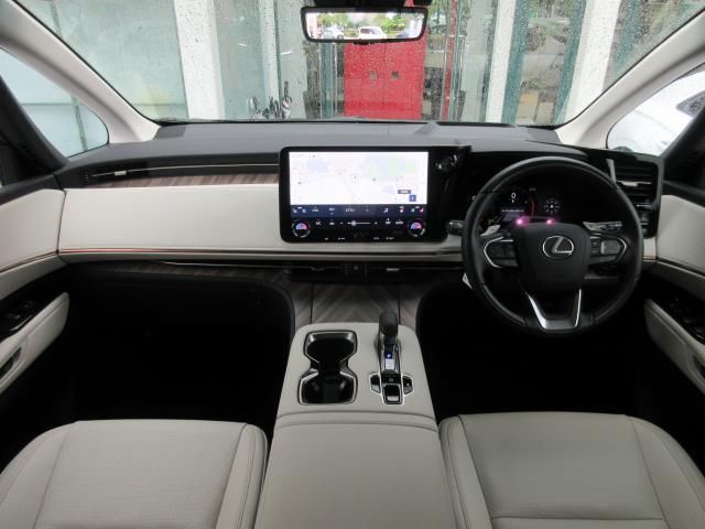 2025 Lexus LM photo 7