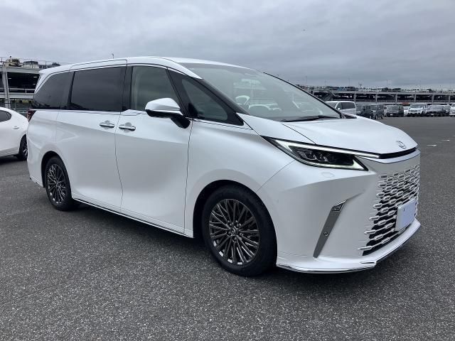 2024 Lexus LM photo 1