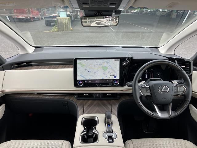 2024 Lexus LM photo 3